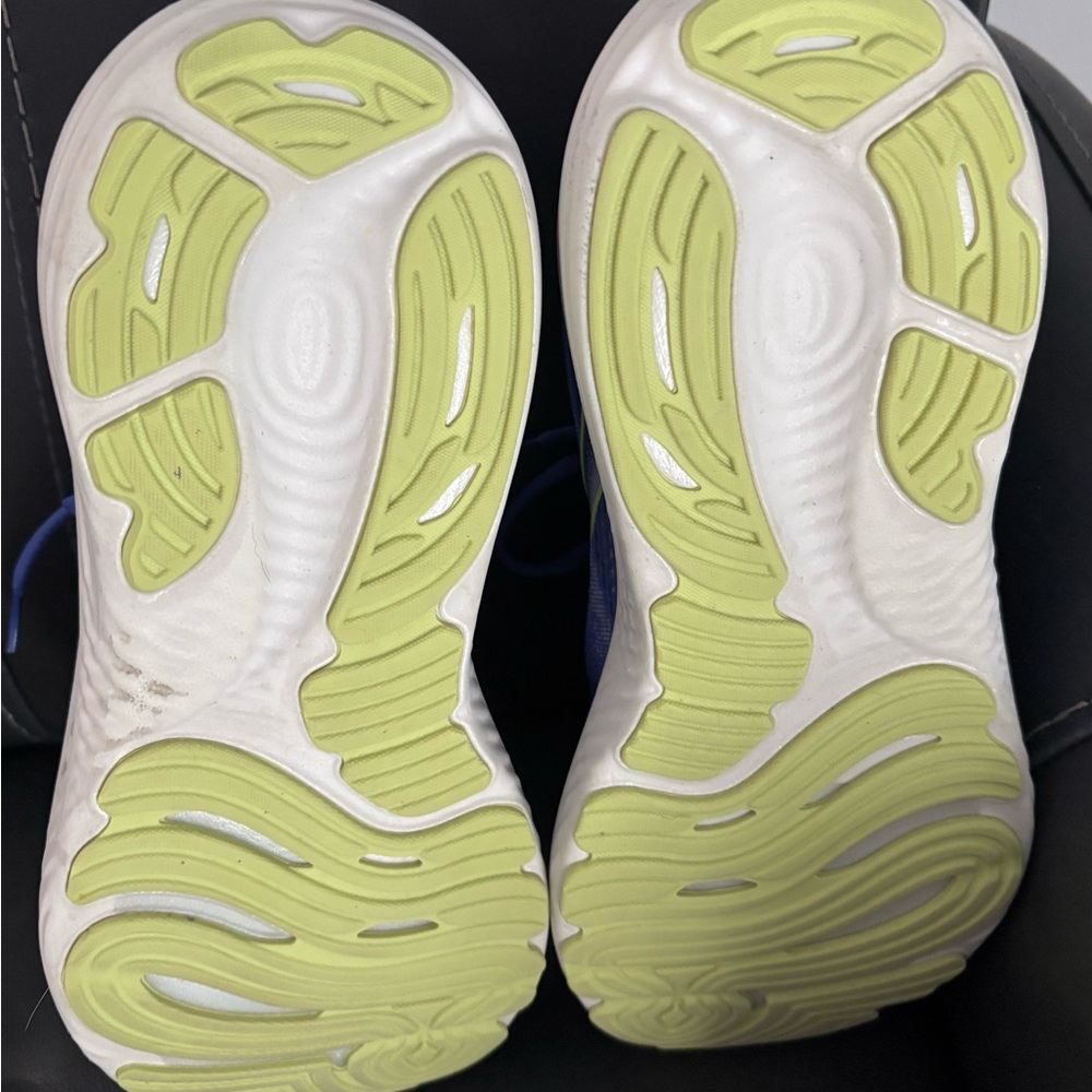 Like New Brooks Wonen’s Glycerin 22 Running Shoes - Picture 5 of 6